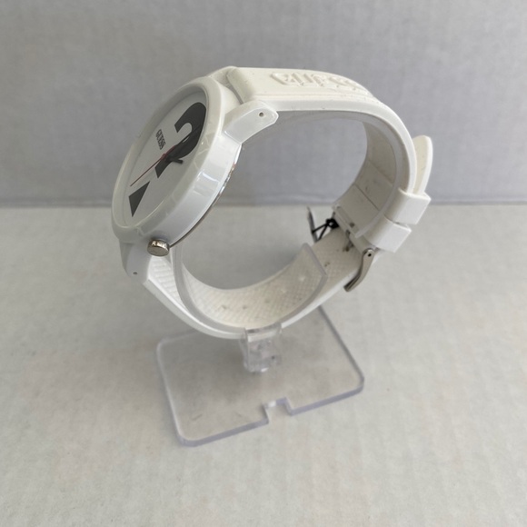 NEW GUESS White Case White Silicone UNISEX Watch - Picture 5 of 6